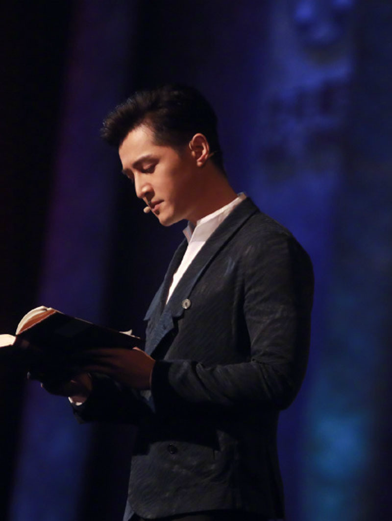 胡歌在,朗读者,的剧照,演讲动人,帅气魅力依旧