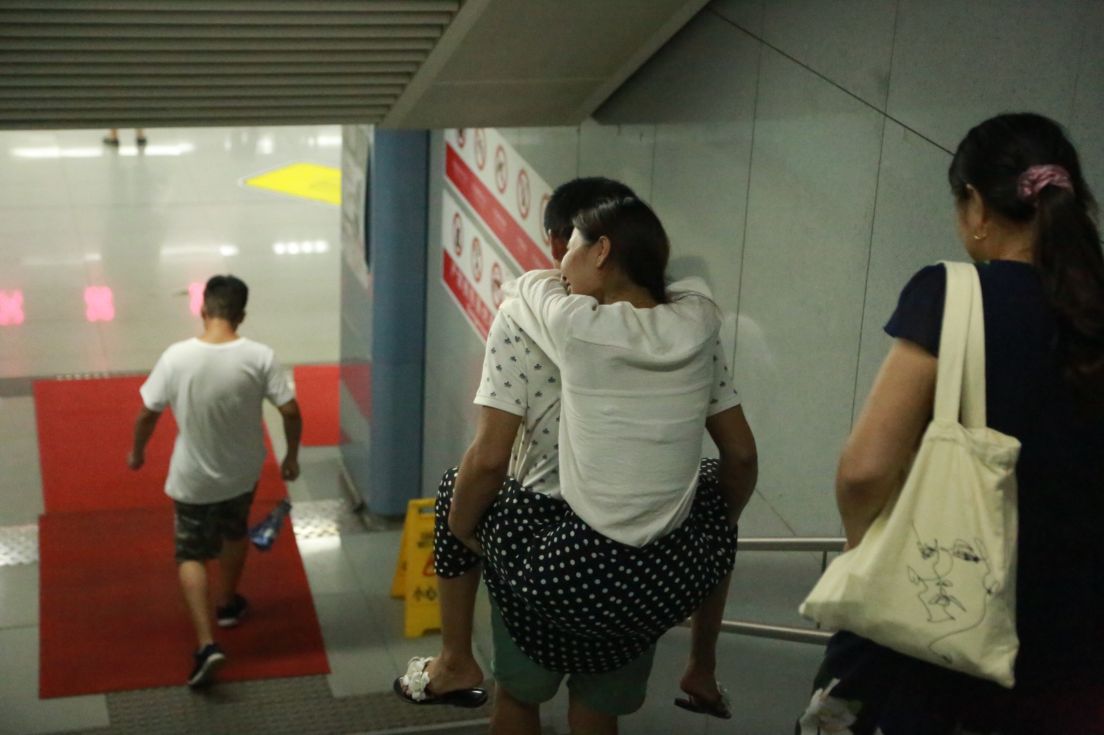 七夕节情侣下楼梯狠狠的撒了一把狗粮这比接吻来的更实在