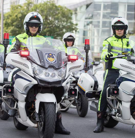 成都铁骑警首次亮相身高平均1米8以上高颜值引路人驾车追拍