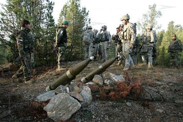 用石头当支架准备发射的107火箭弹