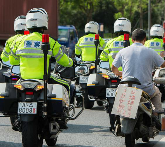 成都铁骑警首次亮相身高平均1米8以上高颜值引路人驾车追拍