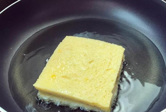 西多士做法: 两片吐司切边; 在一片上抹上花生酱; 咖啡冰块冻好了以后