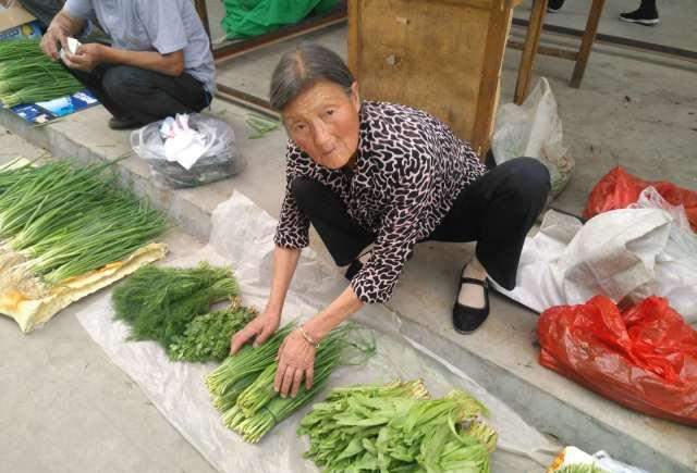 一块!早市卖菜的大爷大妈,见人就热情的招呼