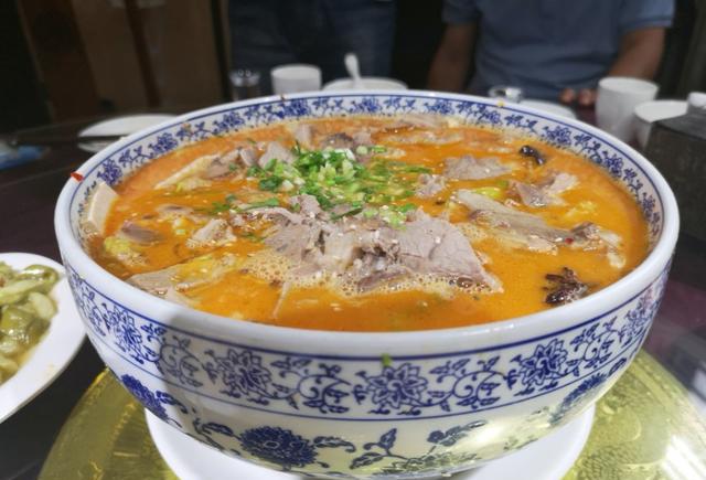 无独有偶两天尝了两个店的灵宝羊肉汤一个字爽