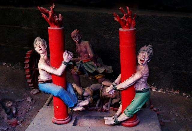 现代女人常用的一种工具, 源于古代的一种酷刑, 据说一美女发明