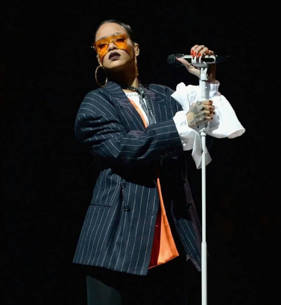 蕾哈娜演唱会装扮大胆,绿色裤装后边开个大口,网友:脸红不?