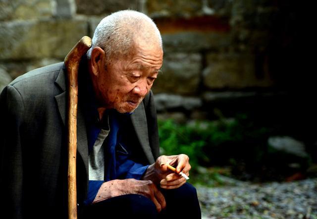 老人供养子读研究生，去城里却被养子母亲挡门外，他决定收回房子
