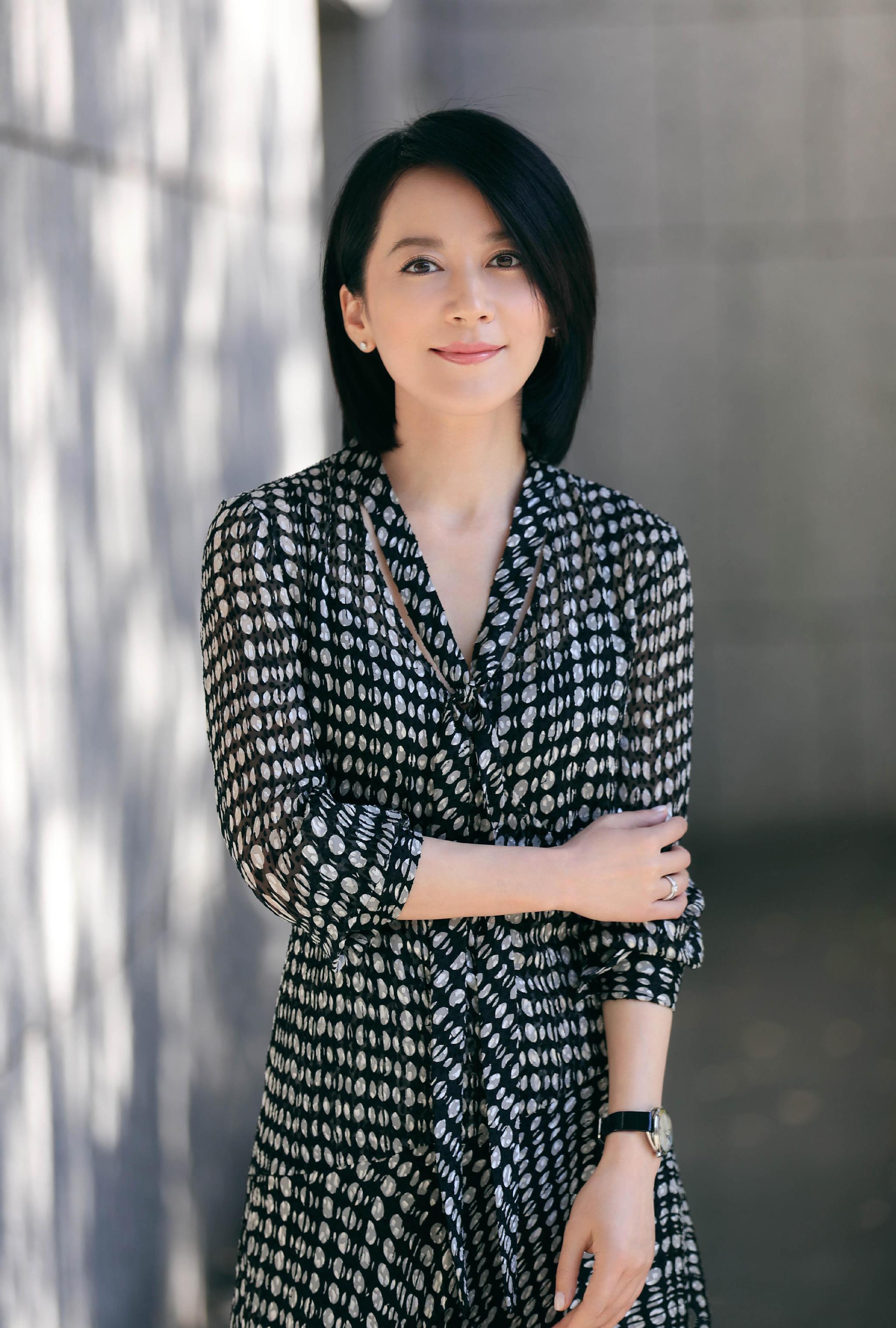 俞飞鸿才是冻龄女神,波点连衣裙减龄20岁,不是装嫩是真嫩