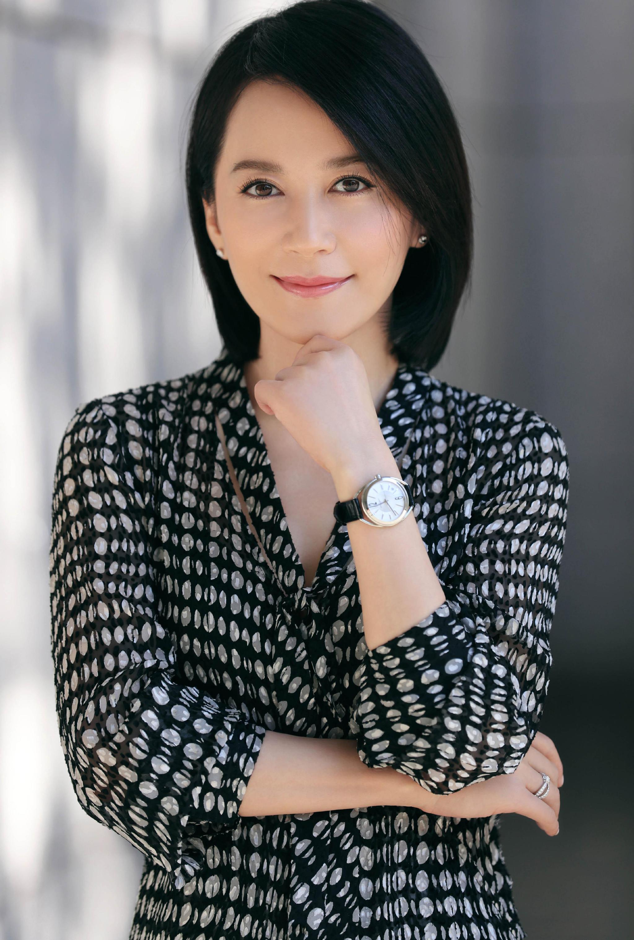 俞飞鸿才是冻龄女神,波点连衣裙减龄20岁,不是装嫩是真嫩