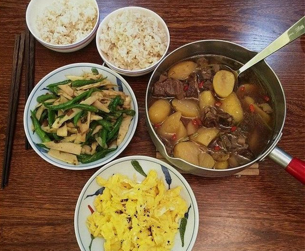 在朋友圈晒家常菜,精心做的美食,却被一些人说是穷讲究