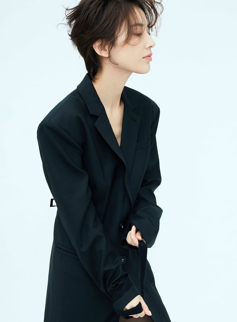 34岁的黄圣依剪短发穿西装,女人帅起来真没男人什么事