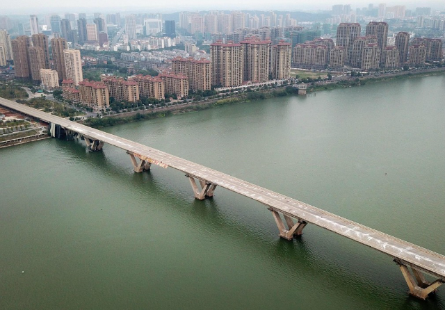 江西吉安的赣江大桥老桥成功爆破,爆破瞬间,场面撼,尘烟四起