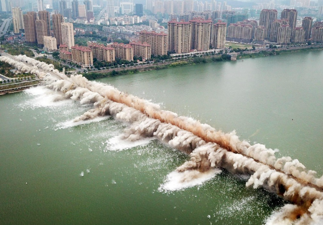 江西吉安的赣江大桥老桥成功爆破,爆破瞬间,场面撼,尘烟四起