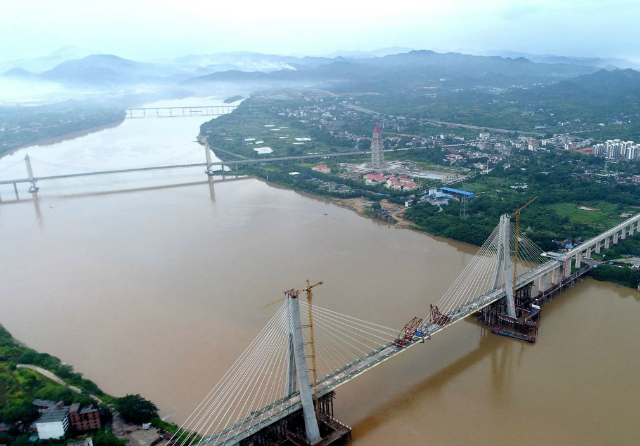 江西吉安的赣江大桥老桥成功爆破,爆破瞬间,场面撼,尘烟四起