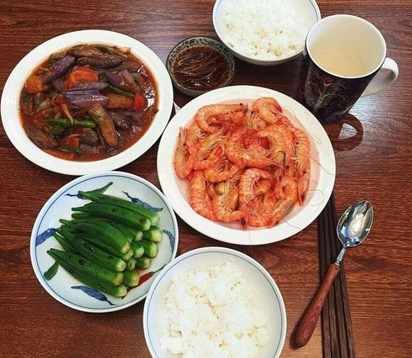 在朋友圈晒家常菜,精心做的美食,却被一些人说是穷讲究