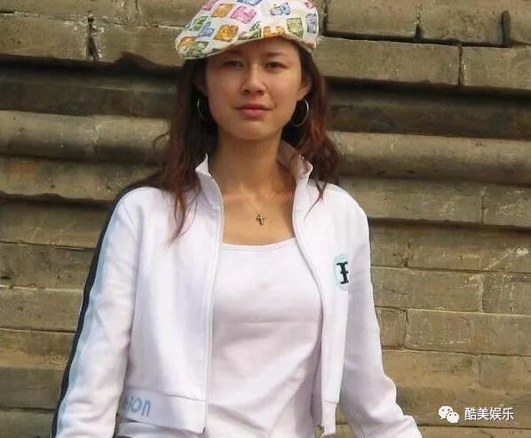 46岁梁宏达妻子近照流出,气质端庄优雅,老梁说出多年无子真相