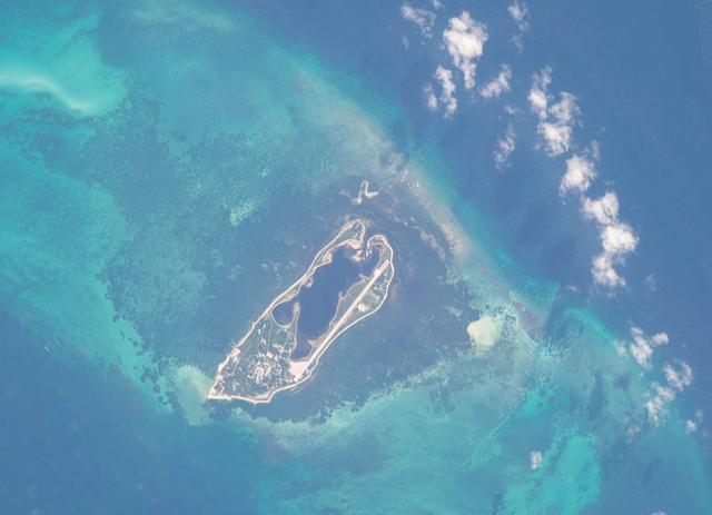 东沙岛东沙岛发育在东沙环礁的西部礁盘上,是中国南海东沙群岛中唯一