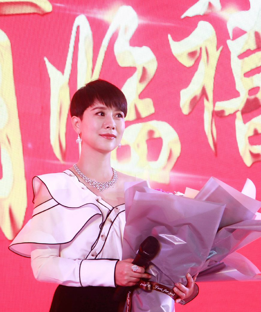 海清作为梦金园珠宝的品牌代言人,独特的"清时尚"风格吸粉无数