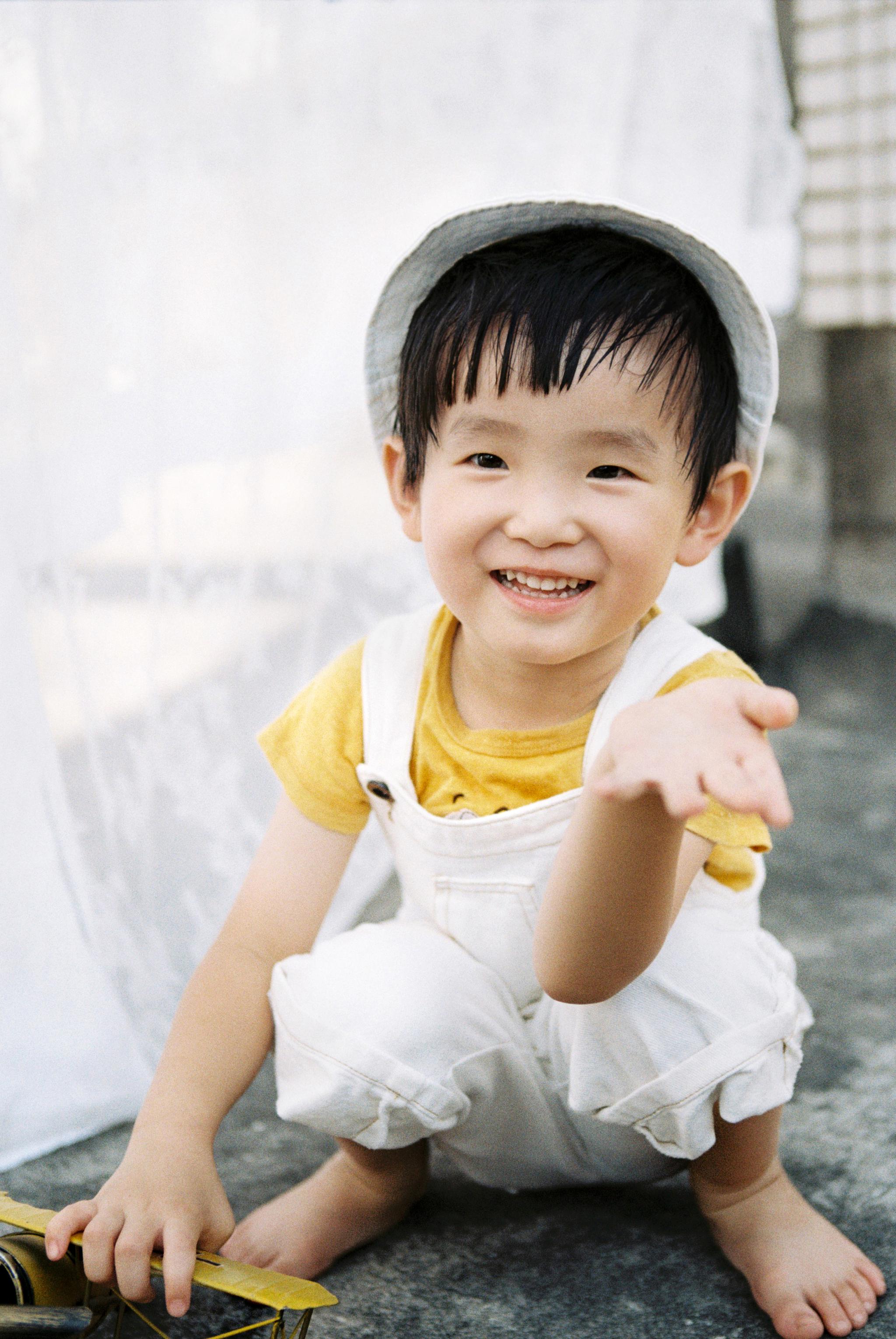 暑假里的一个早晨,和小朋友在楼上天台玩,夏天真是天天天蓝.