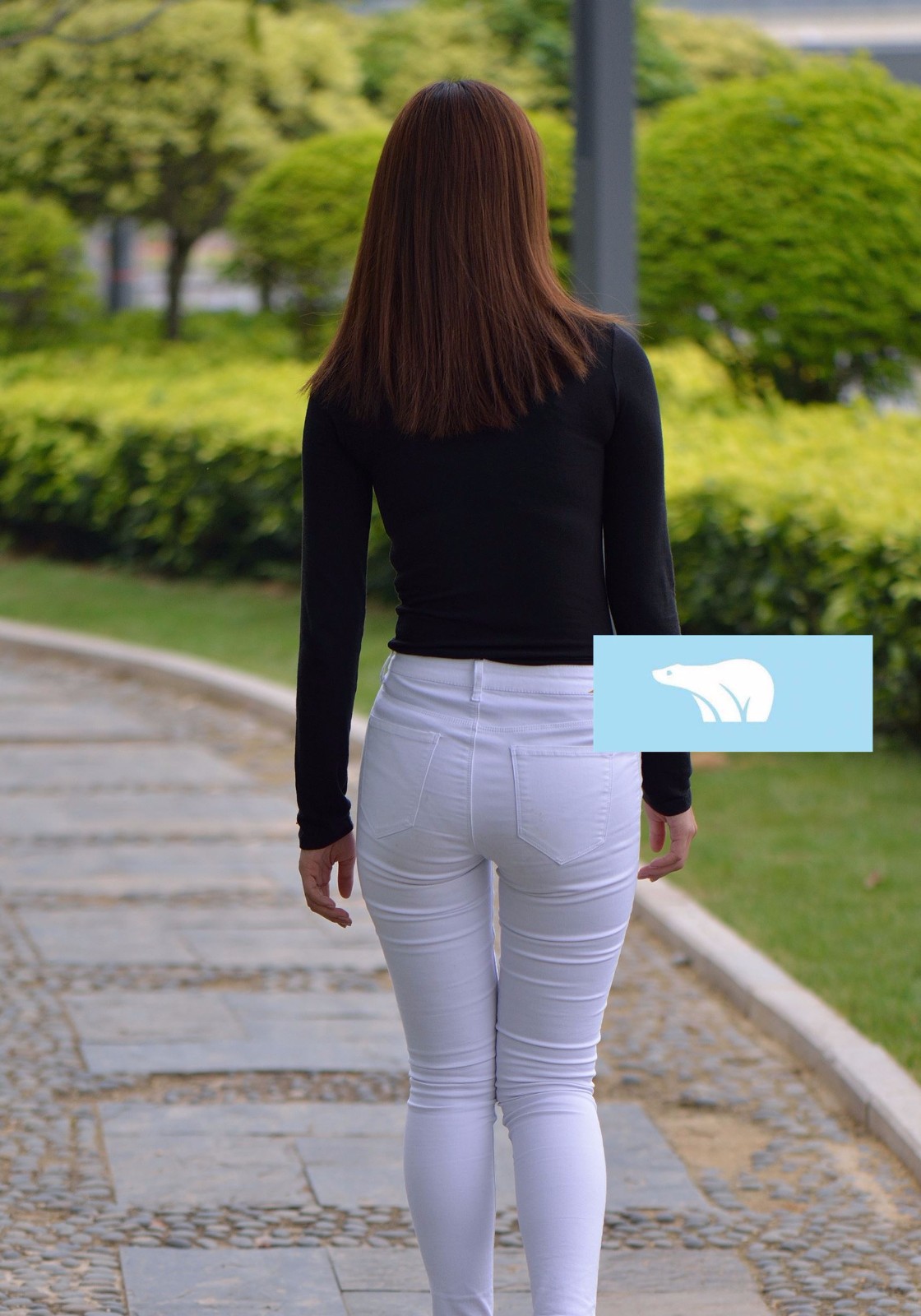 白裤配上高跟鞋的美女,搭配有致, 身姿曼妙酷感十足|酷感|身姿|高跟鞋