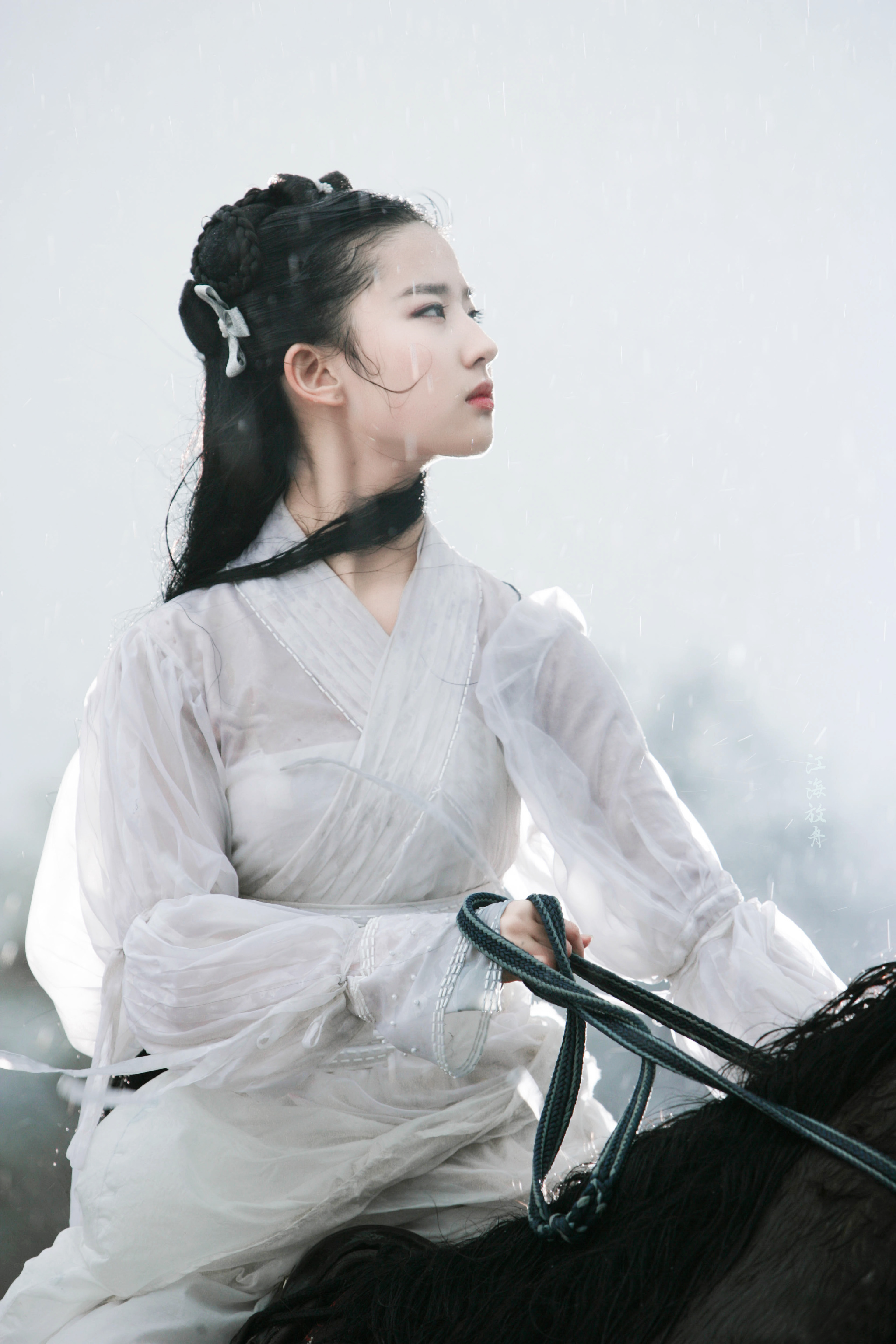 刘亦菲版小龙女白衣骑马,出尘脱俗,仙气逼人