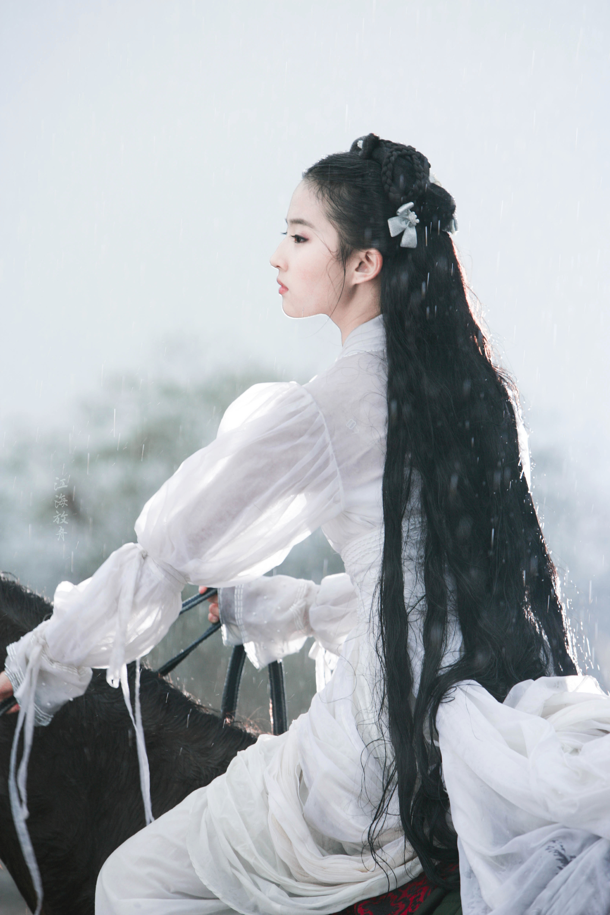 刘亦菲版小龙女白衣骑马,出尘脱俗,仙气逼人