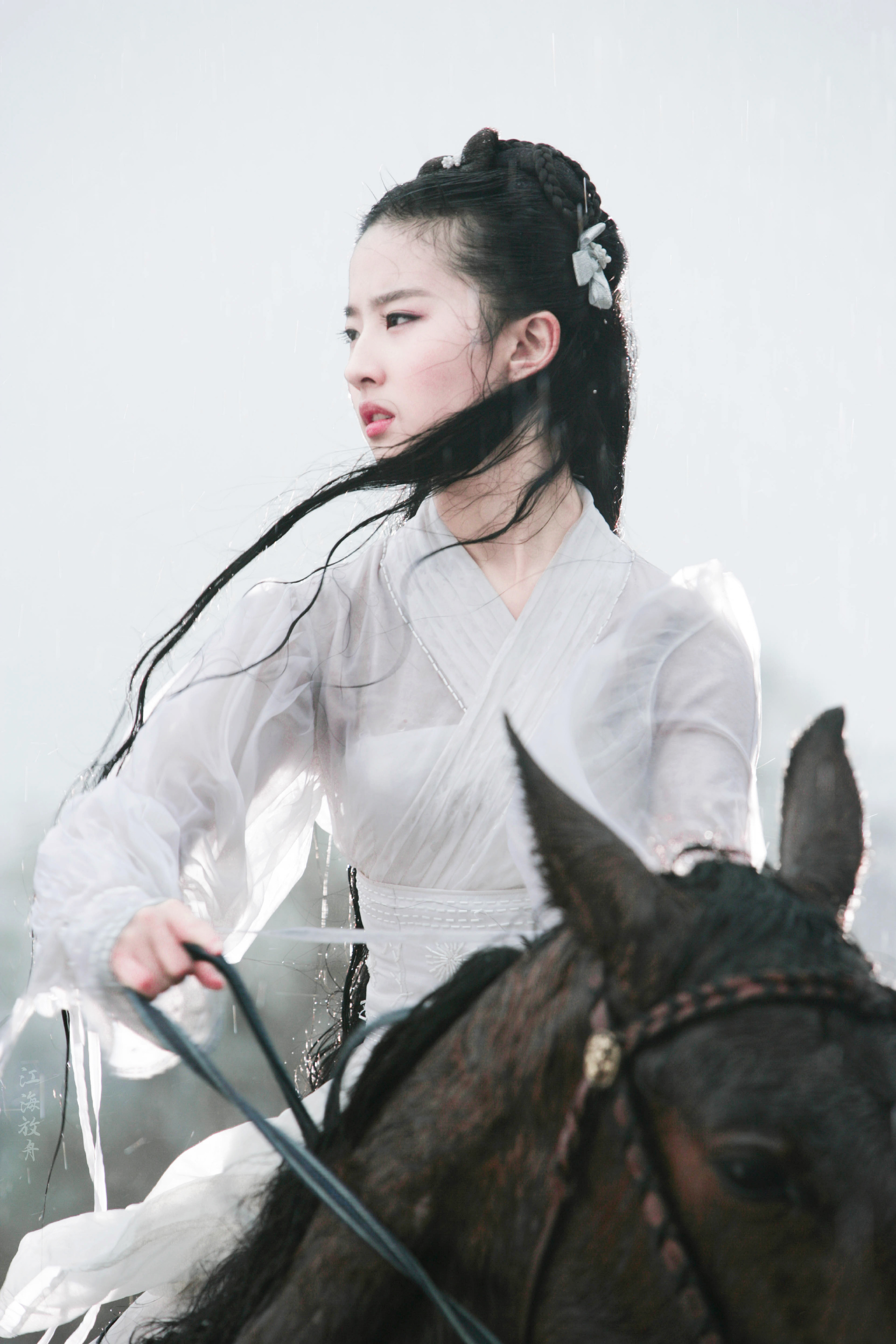 刘亦菲版小龙女白衣骑马,出尘脱俗,仙气逼人
