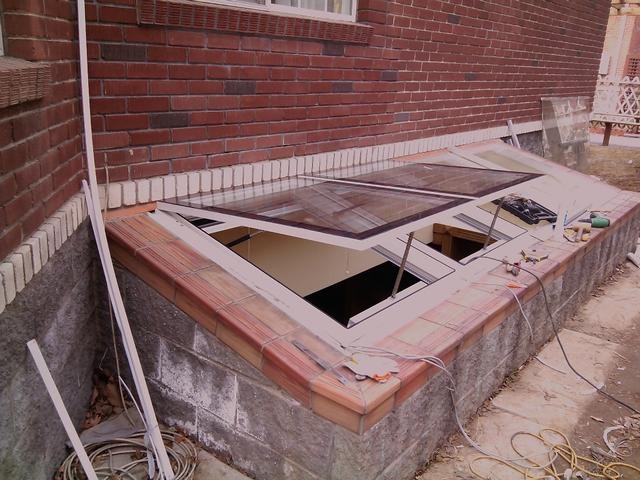 下沉式天井一般会比较潮湿,如果不封闭的话,雨雪天气容易排水不畅,再