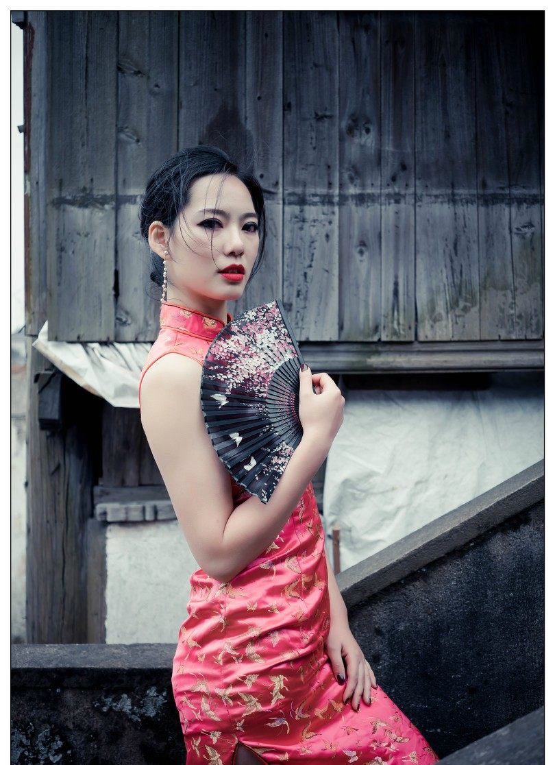 人物摄影女孩穿红色旗袍抽烟的时候最美