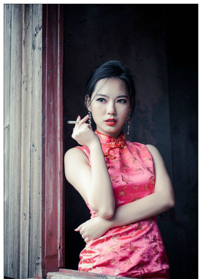 人物摄影女孩穿红色旗袍抽烟的时候最美