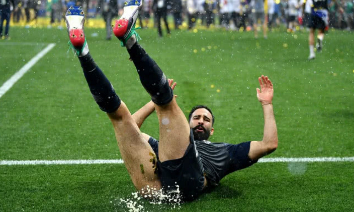 尴尬法国运动员夺冠庆祝太过激动导致漏水球迷笑的沸腾