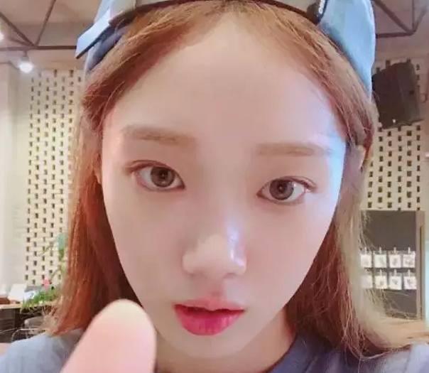 李圣经太美只因"自带美瞳"?她眼睛好看到成了美瞳的代言人!