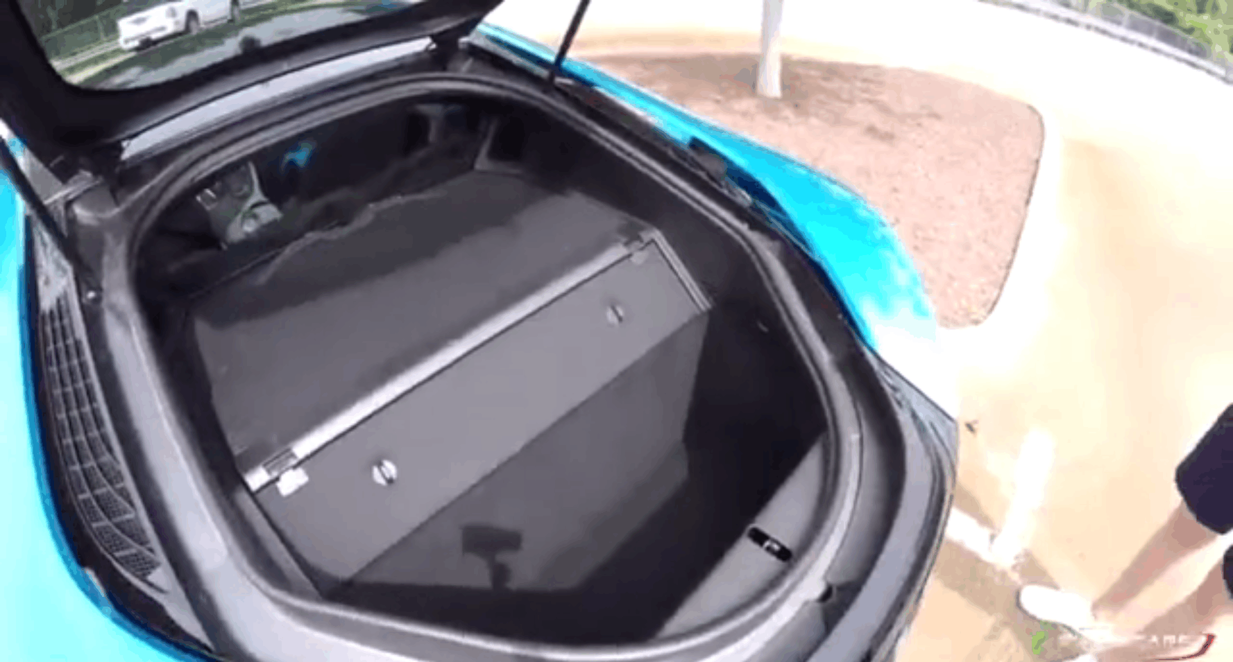 看了价值200万的宝马i8后备箱, 这就是我选择五菱的原因