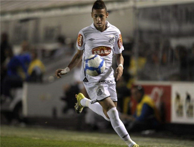 就可以在球场上连过七人,19岁的时候,他一人独揽南美足球先生,巴西