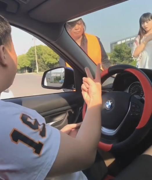 小伙开宝马车上放3瓶饮料, 美女没等到, 却遭大妈一抢而光
