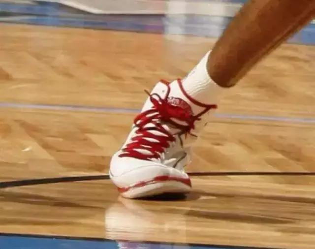 nba球员的爆发力到底有多强?戈登踩穿球鞋,詹皇扣扁篮球!