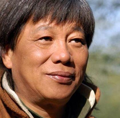 香港大佬李修贤近况照爆光, 靠小广告代言过日子, 已然成路人!