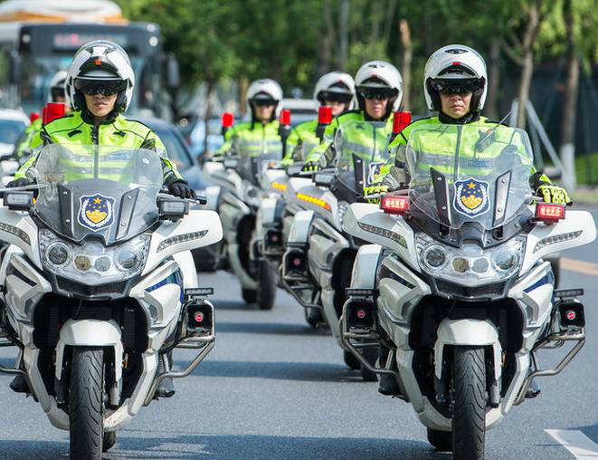 成都铁骑警首次亮相身高平均1米8以上高颜值引路人驾车追拍