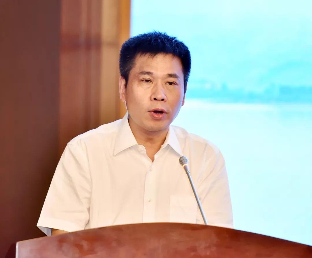 正文                              市旅发委主任朱利平作表态发言