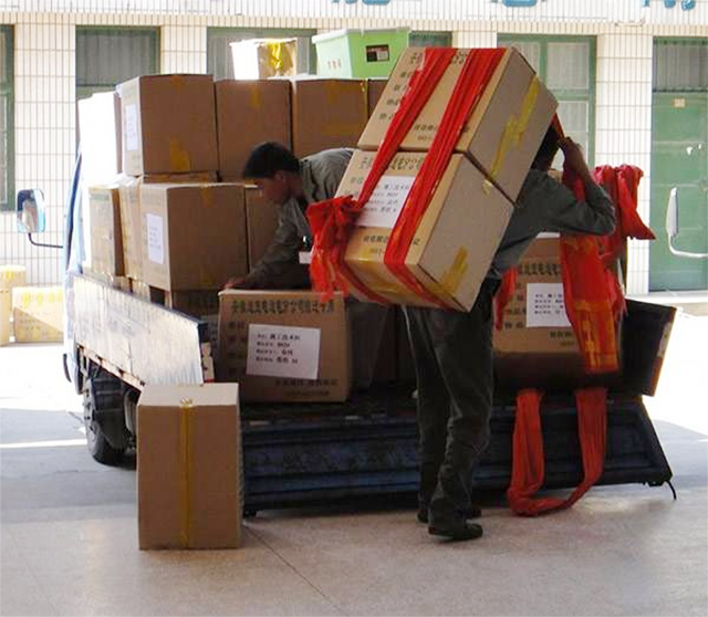 搬木工板至11楼收200,老板只付100,农民工一举动,老板赶紧叫停