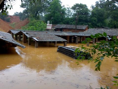 实拍农村一户人家,遭暴雨袭击,房子被洪水淹没了