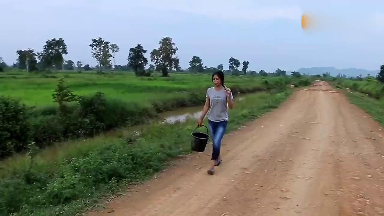 农村美女手把手教你如何用塑料瓶制作捕鱼工具