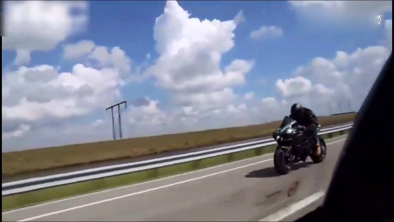 学生买的川崎忍者300摩托车发动机工作声音好