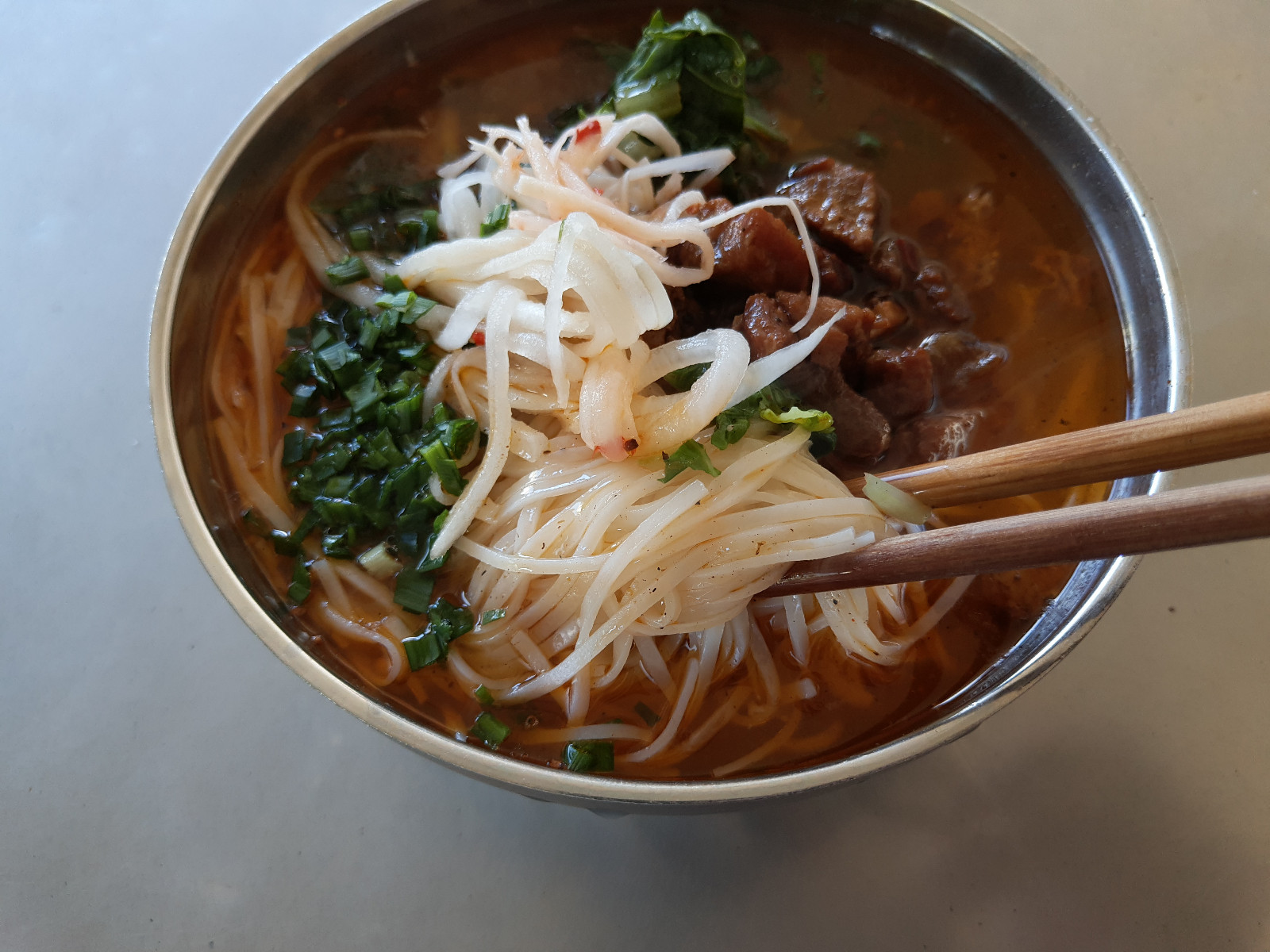 云南保山市,路边吃碗饵丝,浇头饵丝汤底都可以,红彤彤但不辣