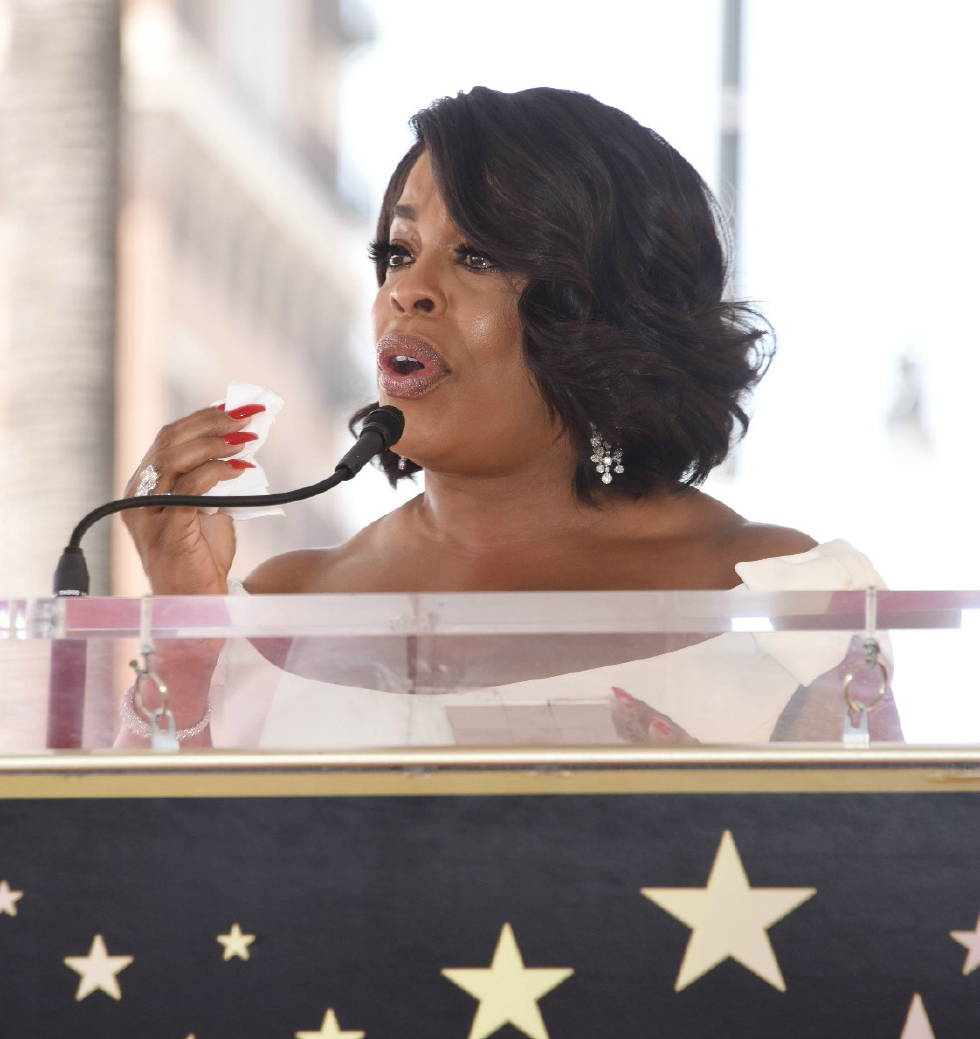 又一个黑人明星奈希,纳什在好莱坞大道留下手掌印