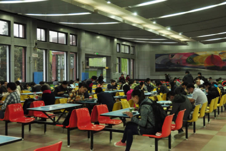 实拍清华大学的食堂,5元两个菜8块钱管饱