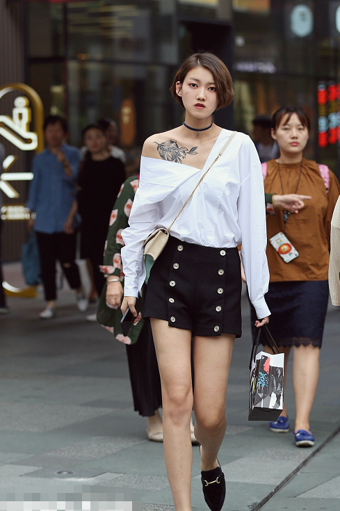 街拍第七位美女穿白衬衫露肩膀纹身个性又霸气真是牛掰