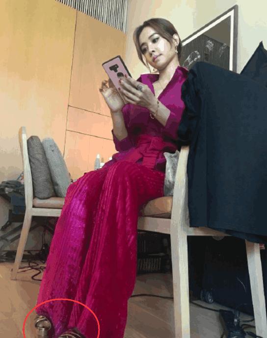 有一种脚趾叫蔡依林的脚趾,指甲长五厘米,还要涂上白色指甲油