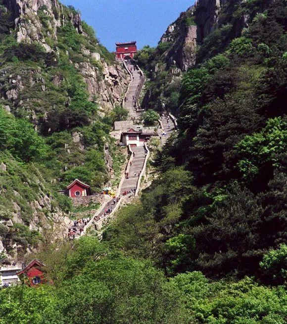 人文景观,其布局重点从泰城西南祭地的社首山,蒿里山至告天的玉皇顶