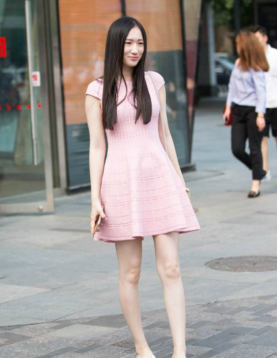 杭州街拍街头偶遇20岁时尚女大学生图4骨感又性感